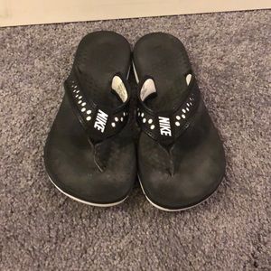 Black Nike flip flops